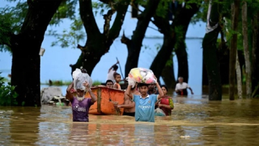 মানবিক তাড়নায় ঝুঁকি নিয়ে ছুটে যান স্বেচ্ছাসেবকরা