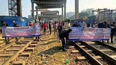 তেজগাঁওয়ে রেল শ্রমিকদের অবরোধ, ট্রেন চলাচল বন্ধ 