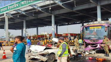 মাওয়া এক্সপ্রেসওয়েতে প্রাইভেটকারে বাসের ধাক্কা, নিহত ৫