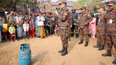 অগ্নিকাণ্ড প্রতিরোধে কড়াইল বস্তিতে ফায়ার সার্ভিসের গণসংযোগ