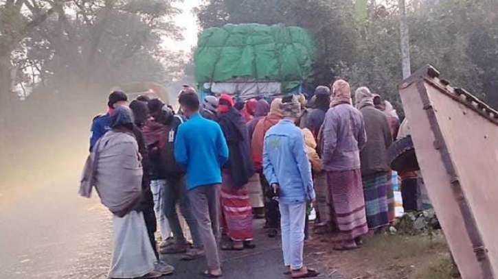 পাবনায় ট্রাকচাপায় ৩ শ্রমিক নিহত 