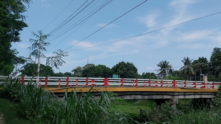 বর্ষায় প্রকৃতি মেলে ধরেছে ডানা