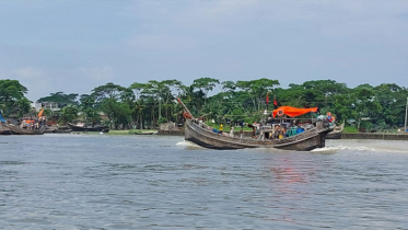 ইলিশ ধরতে গভীর সমুদ্রে  জেলেরা