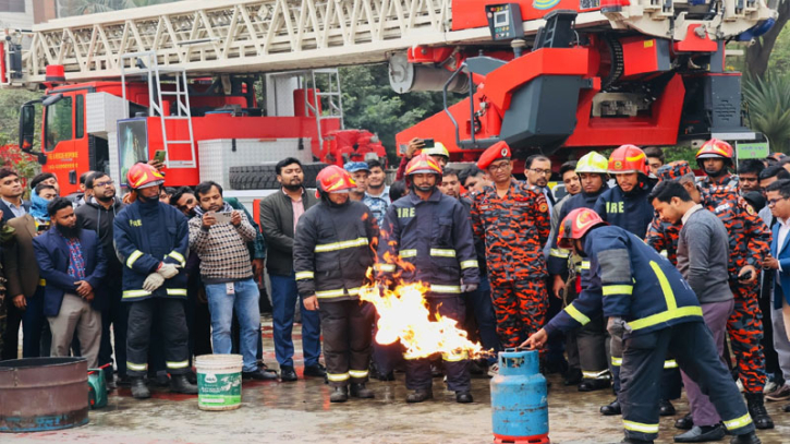 নির্বাচন কমিশন ভবনে অগ্নি সচেতনতা বৃদ্ধিতে ফায়ার সার্ভিসের মহড়া