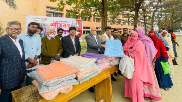 অসহায়-দুস্থ মানুষের মাঝে গবি ব্লাড কালেক্টর’স এর শীত বস্ত্র বিতরণ