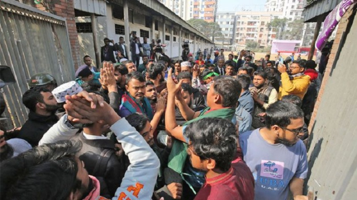 বকশীবাজারে ঢাকা আলিয়া মাদ্রাসা শিক্ষার্থীদের সড়ক অবরোধ