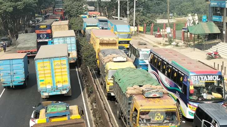 ঢাকা-চট্টগ্রাম মহাসড়কে তীব্র যানজট, ভোগান্তিতে যাত্রীরা